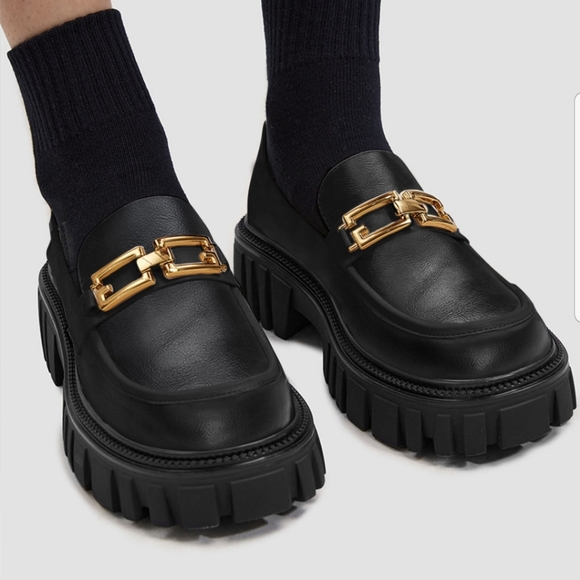Vegan Leather Chunky Heeled Loafers with Gold Chain (Black) - Lattelier - Picture 5 of 10